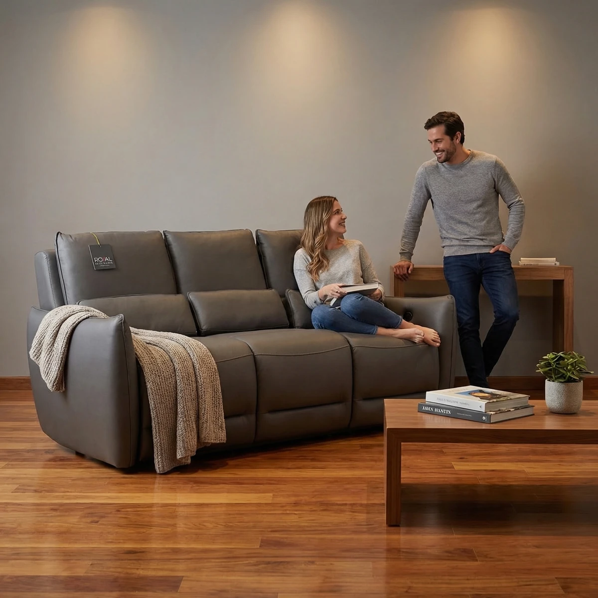 93640-Sofa-Reclinable-Electrico-Bennett-Boal-Gris-ambientadauso-04-1.webp Sofá Reclinable Eléctrico Bennett Boal Gris - ambientada en uso
