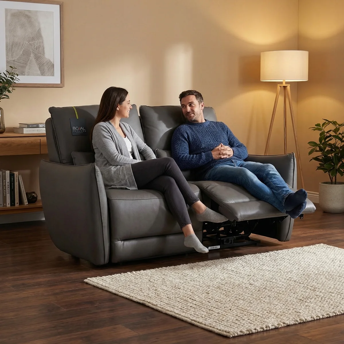 93638-Love-Seat-Reclinable-Electrico-Bennett-Boal-Gris-ambientadauso-04-1.webp Love Seat Reclinable Eléctrico Bennett Boal Gris - ambientada en uso
