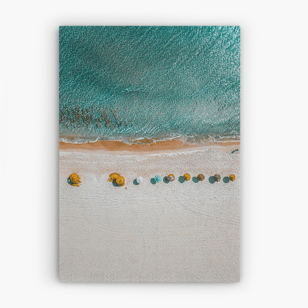 Playa y sombrillas amarillas