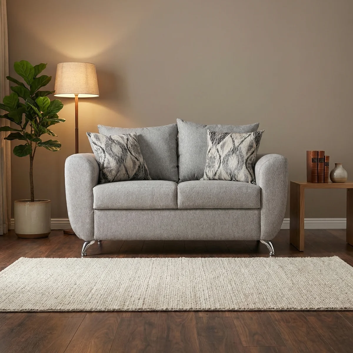 31591-Love-Seat-Miller-Plata-ambientada-02-1.webp Love Seat Miller Plata - foto ambientada