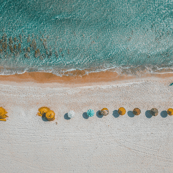 Playa-y-sombrillas-amarillas close